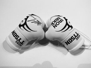 Подвеска боксерские перчатки Mike Tyson белые